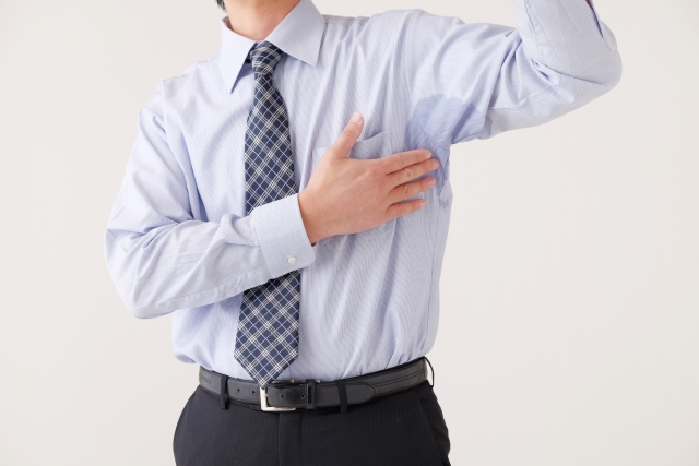 汗をかいている男性