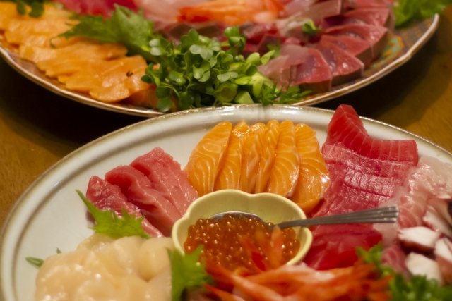 刺身盛り合わせ（カツオ・マグロ・サケなど）