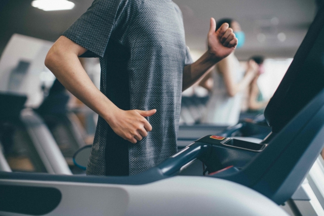 運動する男性